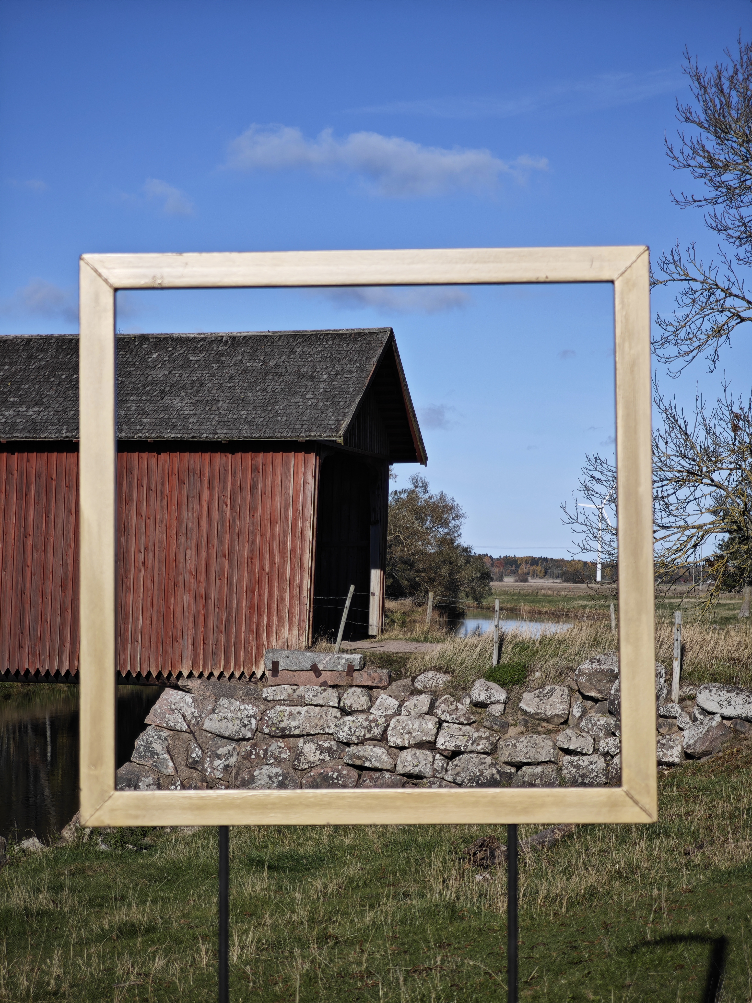 Vaholms Brohus framed through a wooden viewing frame on event day